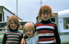 846199 Portret van drie jonge bewoners van een woonwagencentrum, vermoedelijk aan de Huppeldijk te Utrecht.